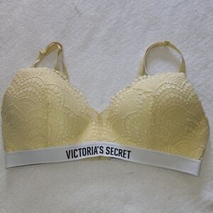 Sz.34B Womens Victoria Secret Lined No Wire Bra